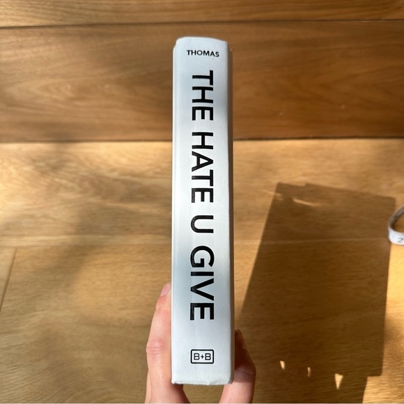 THE HATE U  GIVE BY ANGIE THOMAS Book - Picture 7 of 8